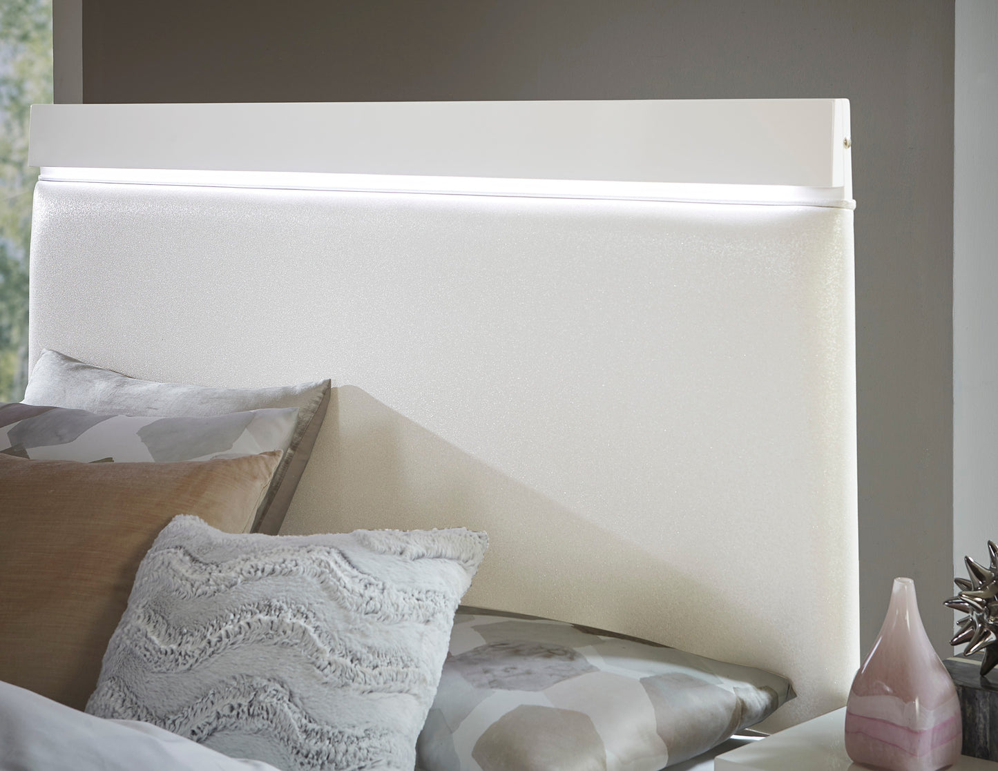 1678W-1* - (3)Queen Bed, LED Lighting